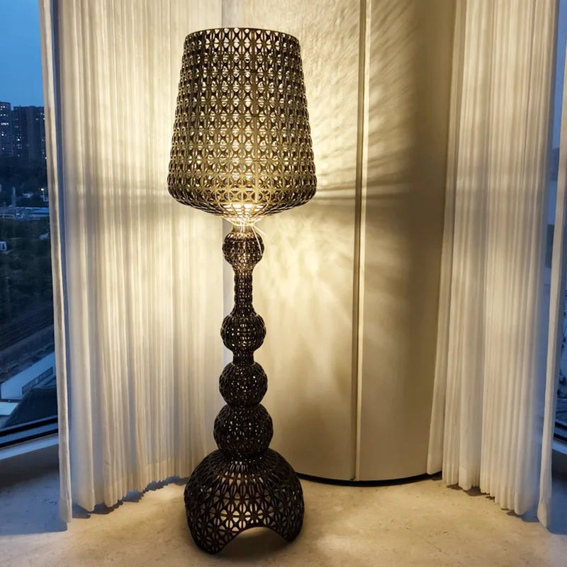 Lampada da Pavimento Nordic-Italiana con Intaglio Artistico
